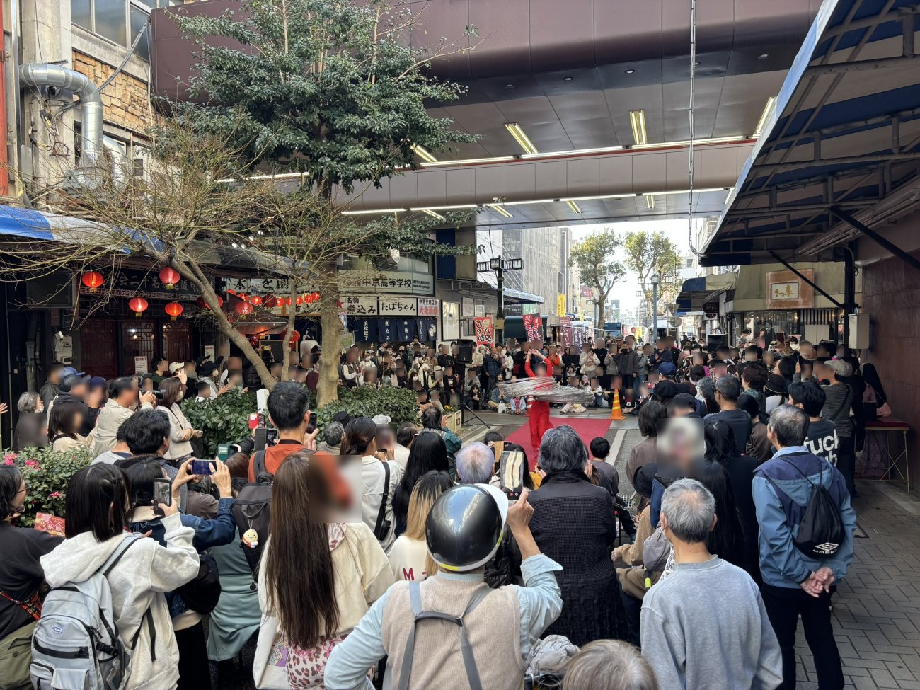 人であふれる商店街