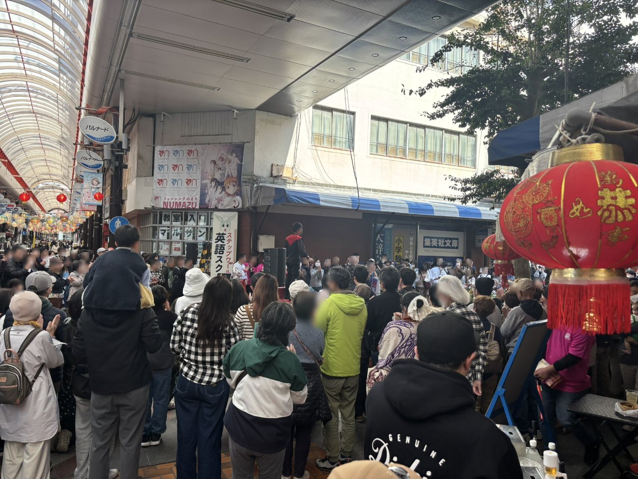 赤提灯と獅子舞でにぎわう会場