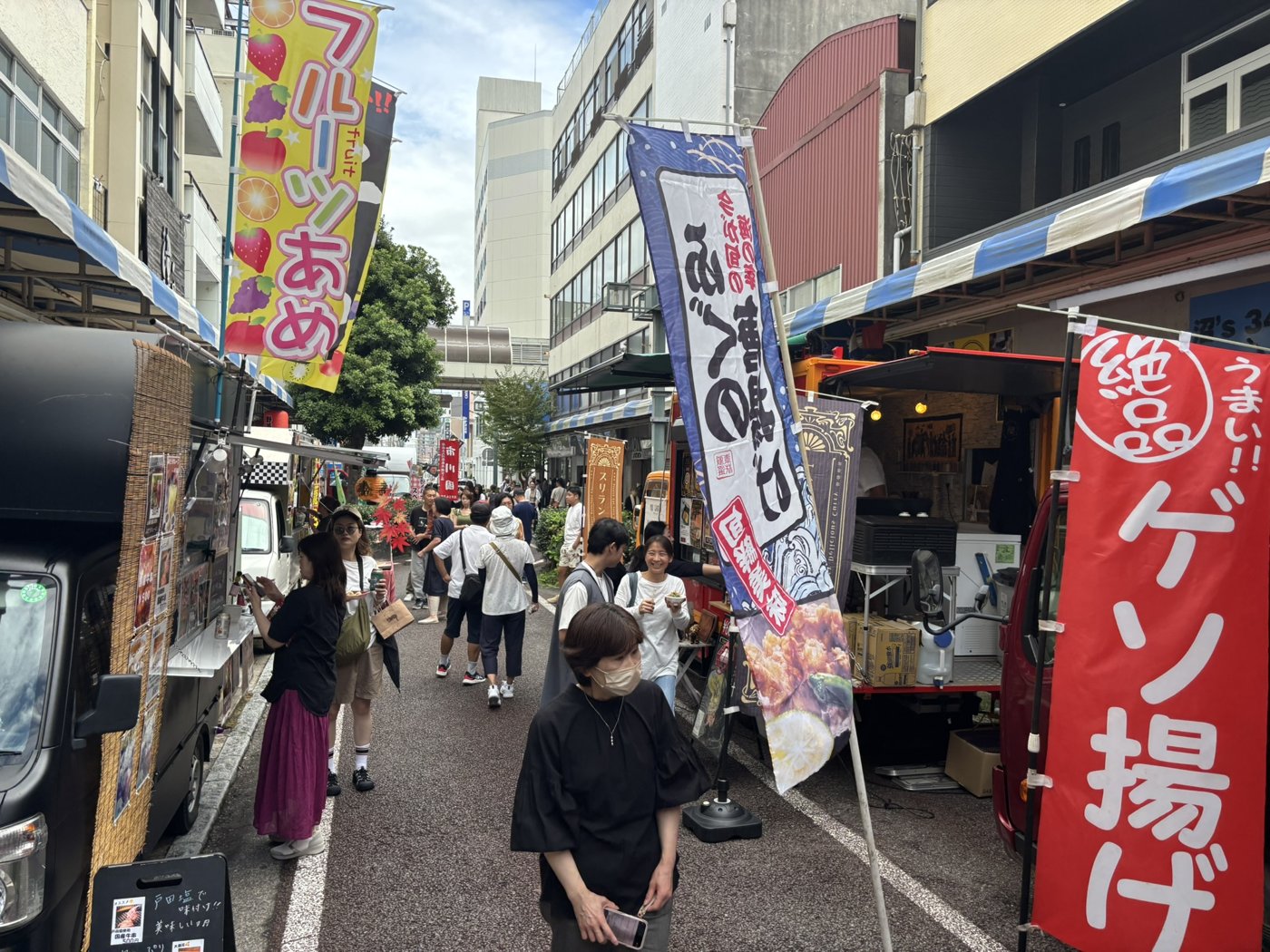 仲見世に並ぶ出店と人出